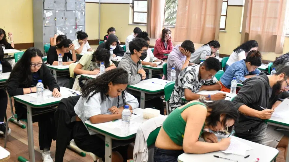 Seis em cada 10 jovens fora da escola voltariam a estudar se tivessem ensino noturno