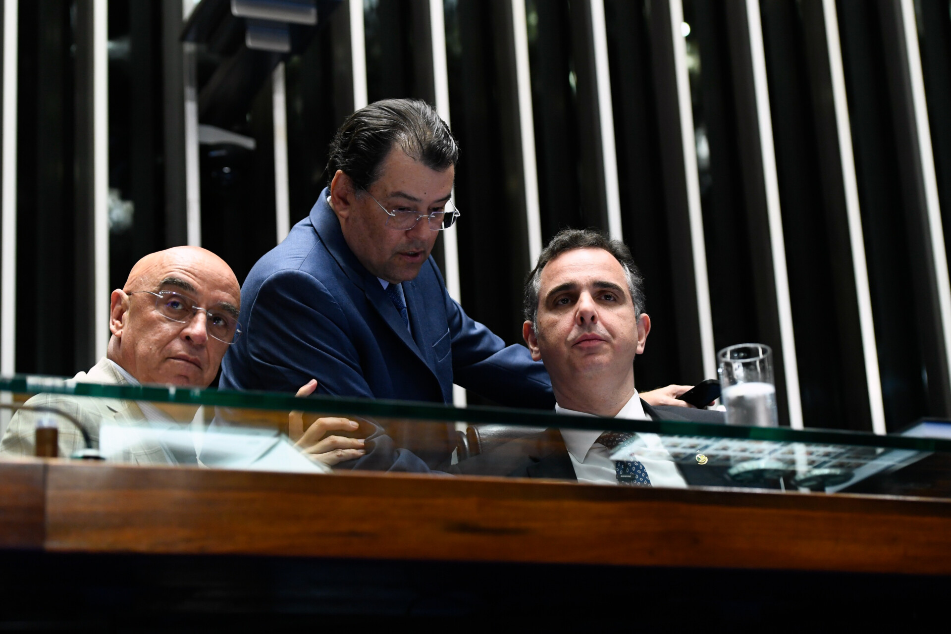 O presidente do Senado, Rodrigo Pacheco, com seu colega Eduardo Braga (meio) e o deputado Mário Heringer (Foto: Roque de Sá/Agência Senado)