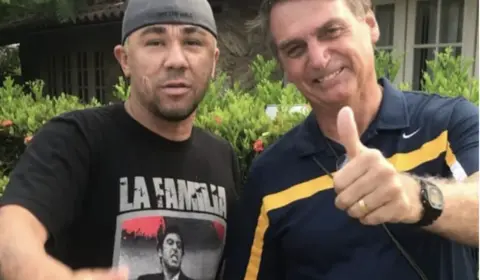 Bolsonaro tirou foto com condenado no caso Marielle dentro do Vivendas da Barra