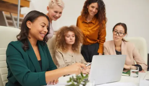 Mulheres não chegam a 40% em cargos de liderança, mesmo estudando mais tempo