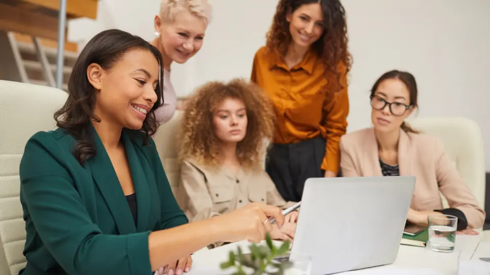 Mulheres não chegam a 40% em cargos de liderança, mesmo estudando mais tempo