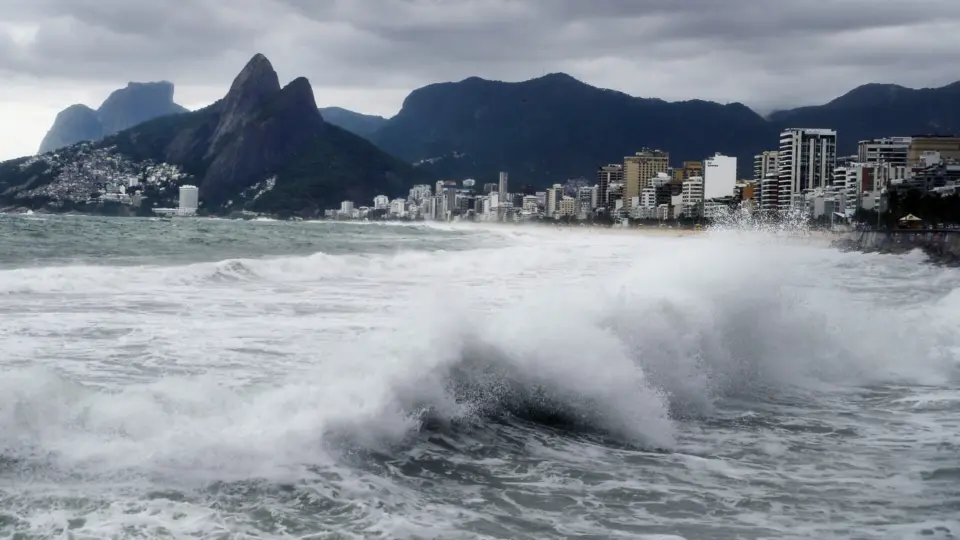 Marinha alerta para ondas de até 3 metros no RJ, RS, SC e litoral de SP