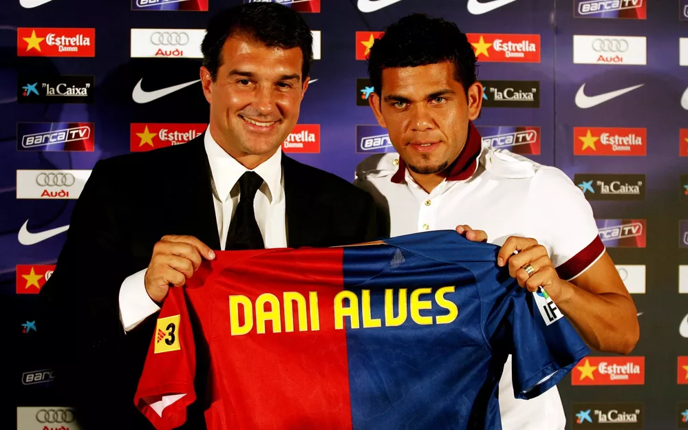 Daniel Alves em sua apresentação no Barcelona: ex-jogador vai aguardar decisão final da Justiça em sua mansão na cidade catalã (Foto: Miguel Ruiz/FC Barcelona)