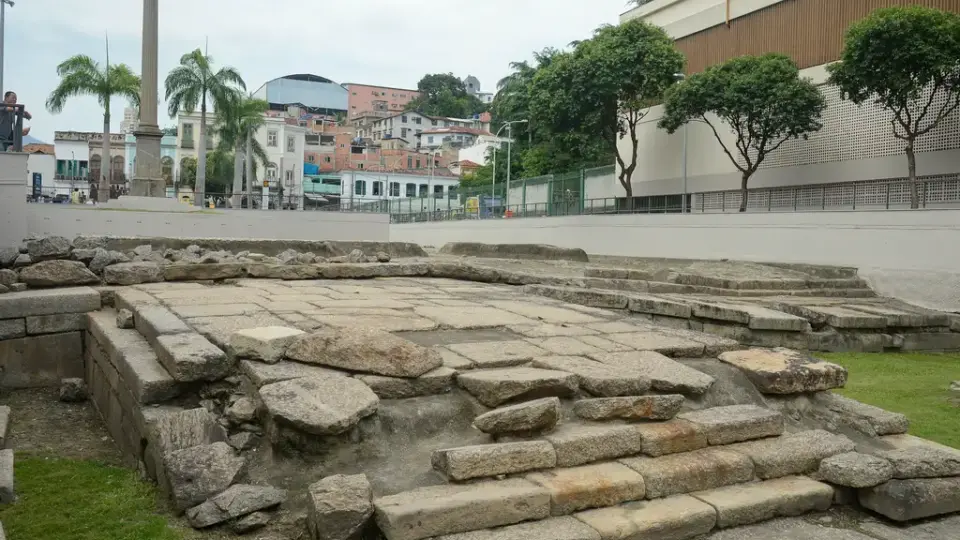 Cais do Valongo, régua e compasso para o mundo