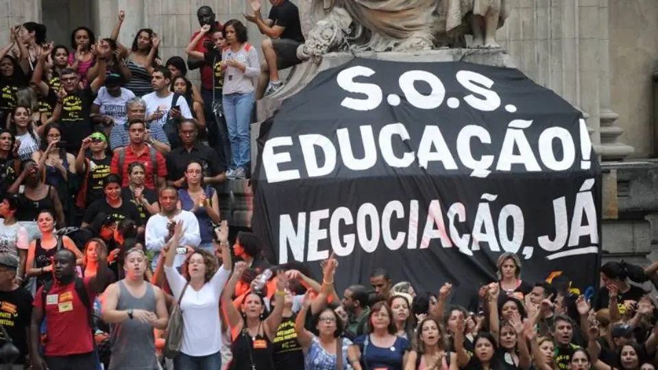 Paralisação de técnicos do ensino e professores deve envolver 1/3 dos servidores federais