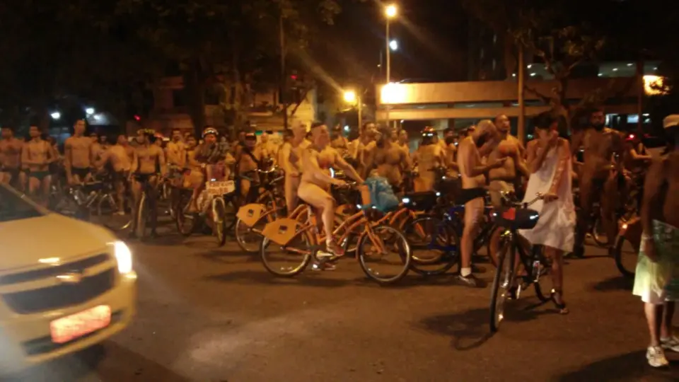 Ciclistas pelados fazem protesto por mais segurança no trânsito do RJ