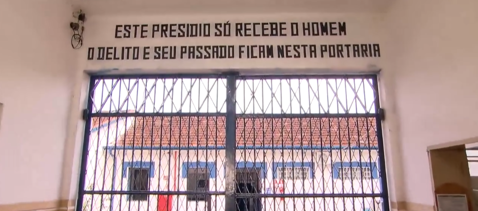 Frase na entrada do presídio dos famosos foi a primeira coisa que Robinho leu ao chegar