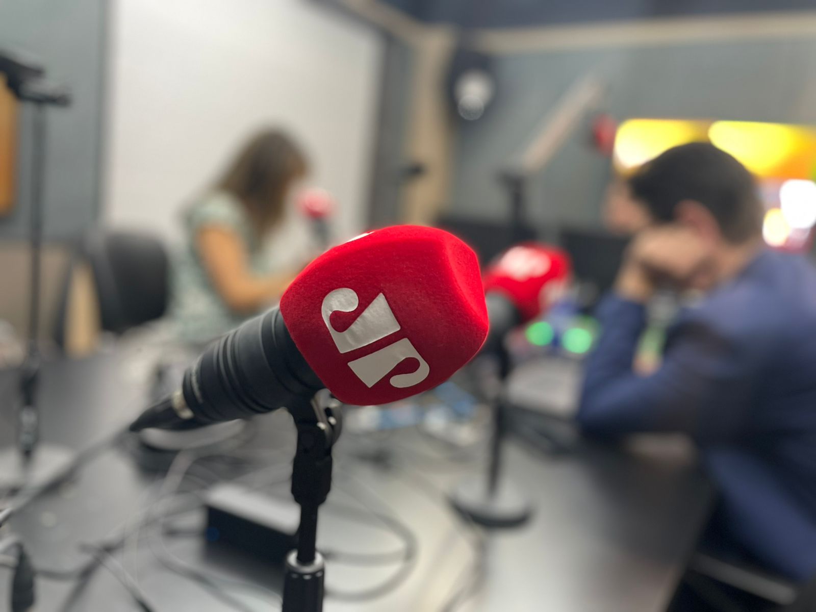 Jovem Pan: trabalho de rádio é notório por apoiar Jair Bolsonaro e alimentar o crescimento da extrema direita no Brasil