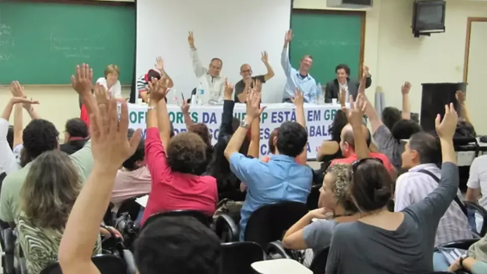 Greve: servidores da Educação devem receber hoje proposta de reajuste salarial