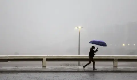 Defesa Civil alerta para tempestade em Porto Alegre e nível do Guaíba deve subir