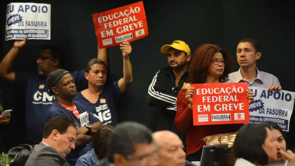 Entenda conflito entre Andes e Proifes, que representam professores federais