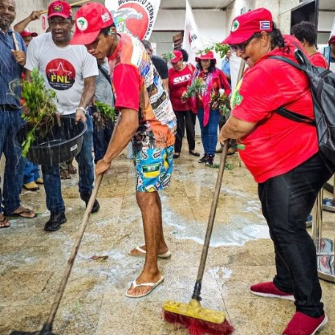 Militantes do MST fazem lavagem do Incra de Alagoas