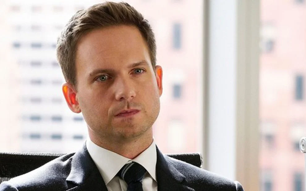 Patrick J. Adams vive Mike Ross, personagem comparado ao caso no BTG