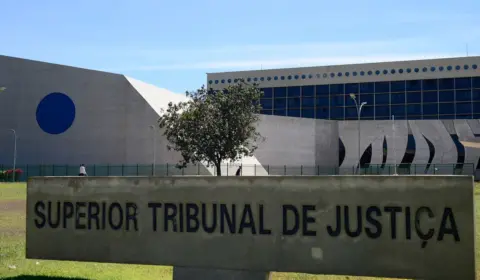 CNJ suspende norma que proíbe uso de cropped no STJ