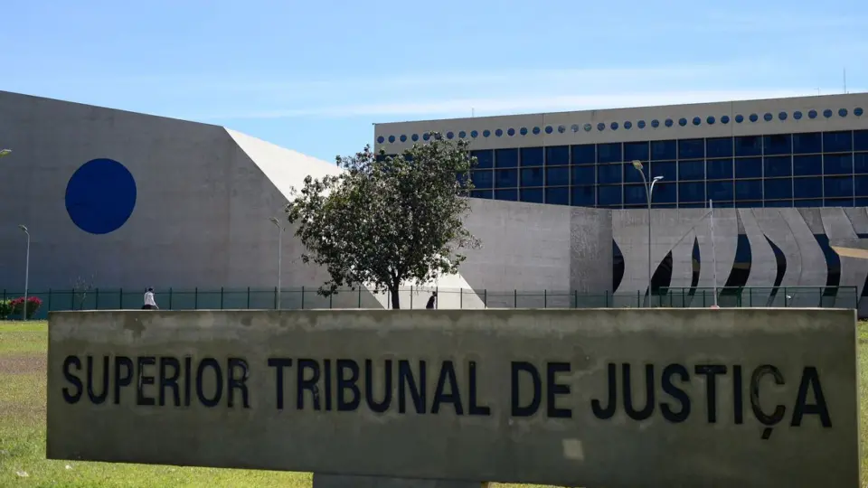 Desembargador investigado por venda de sentença é afastado pelo STJ