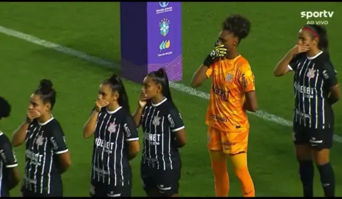 Jogadoras do Corinthians protestam contra técnico do Santos, acusado de assédio