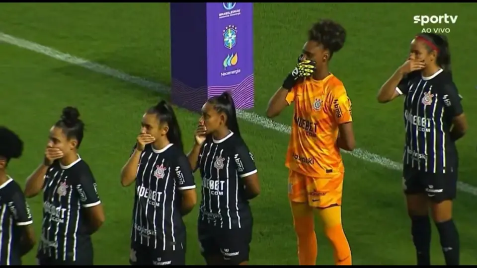 Jogadoras do Corinthians protestam contra técnico do Santos, acusado de assédio