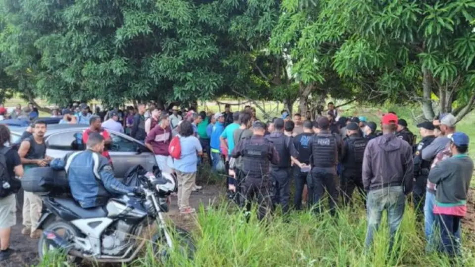 PM cerca assentamento legalizado pelo Incra em Campos dos Goytacazes (RJ)