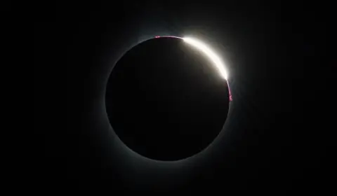 Quer acompanhar o eclipse solar total hoje? Veja como