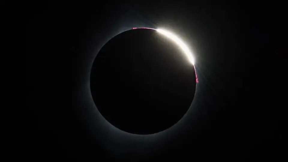 Quer acompanhar o eclipse solar total hoje? Veja como