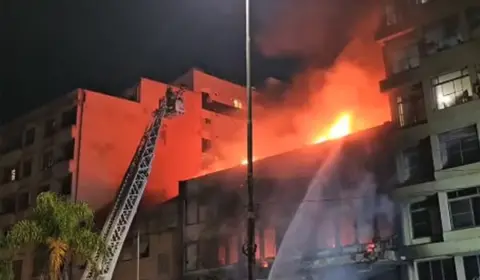 Dez pessoas morrem em incêndio em pensão no centro de Porto Alegre