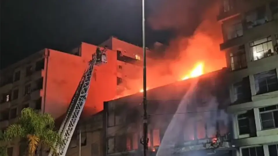 Dez pessoas morrem em incêndio em pensão no centro de Porto Alegre