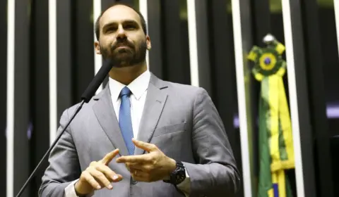 Eduardo Bolsonaro tem contas bloqueadas por dívida de R$ 1 mil