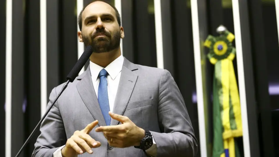 Eduardo Bolsonaro tem contas bloqueadas por dívida de R$ 1 mil