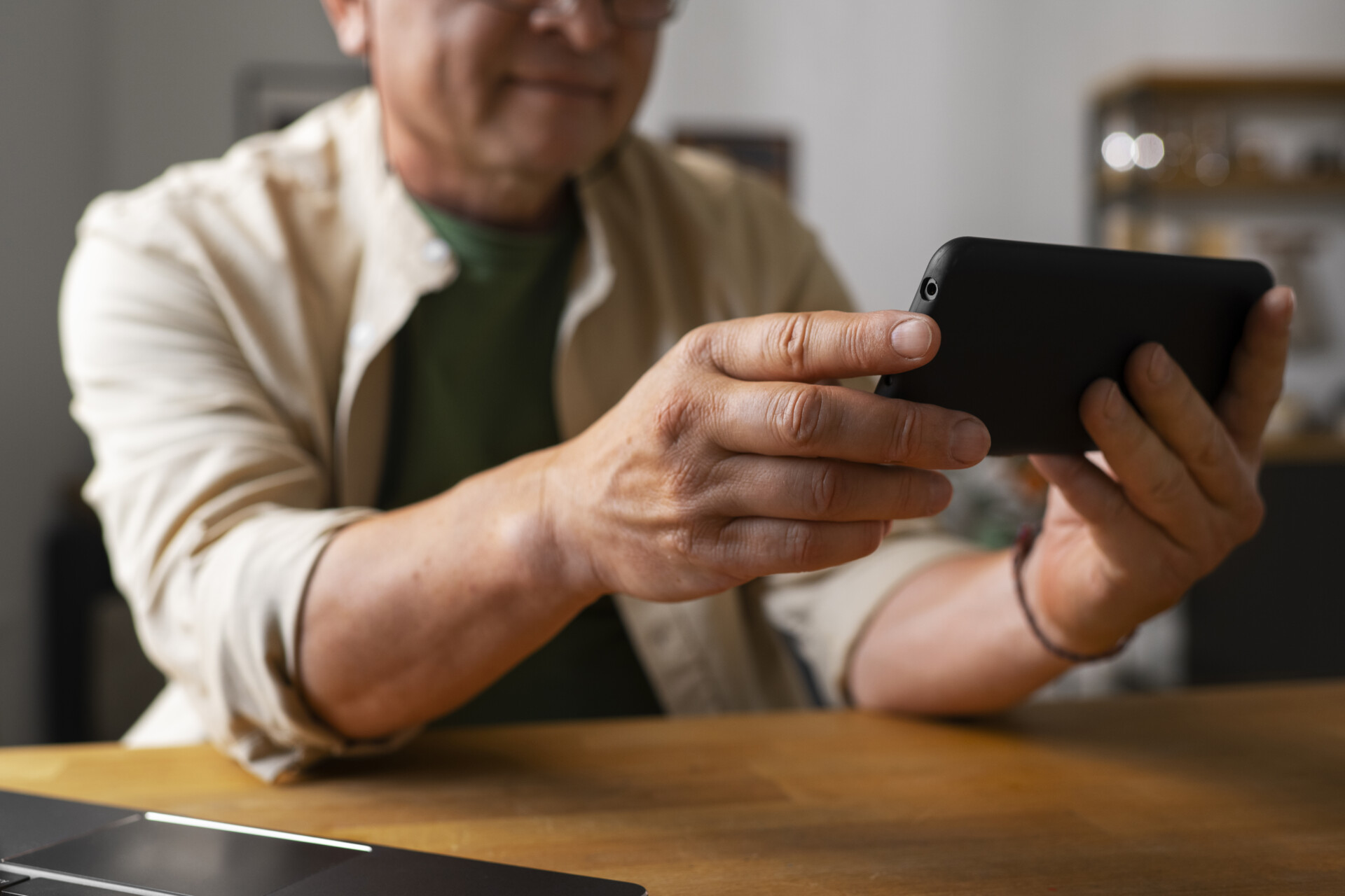 Idosos segundo pesquisa são os alvos mais fáceis de golpes. Reprodução Freepik