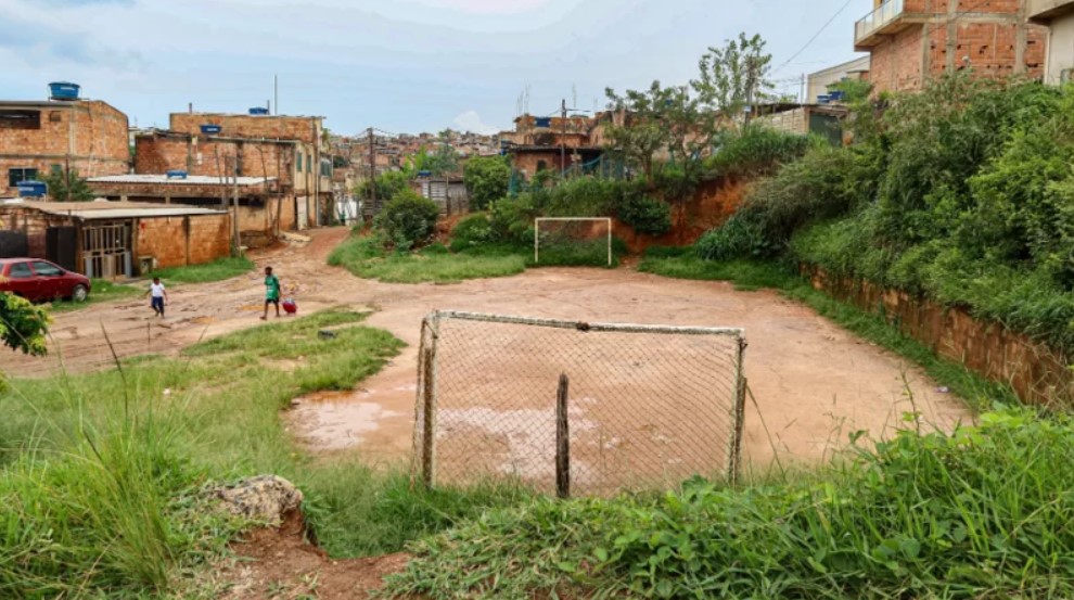 Edu Moreira visitou as sete comunidades do Vale das Ocupações na semana passada: como meta já foi superada, será possível construir uma cozinha comunitária além da quadra poliesportiva