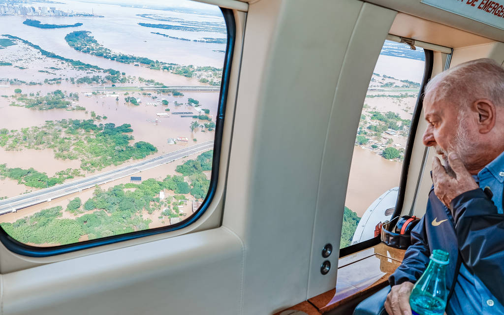 Lula observa cenário desolador no Rio Grande do Sul: presidente deu entrevista nesta terça-feira 