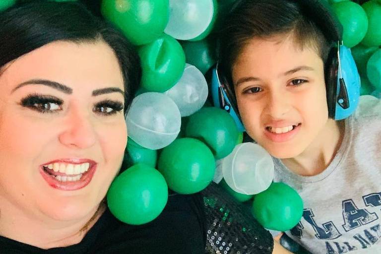 Dayah Castro, 39, e o filho Salomão, 11, que tem autismo e teve o plano da Amil cancelado (Foto: arquivo pessoal)