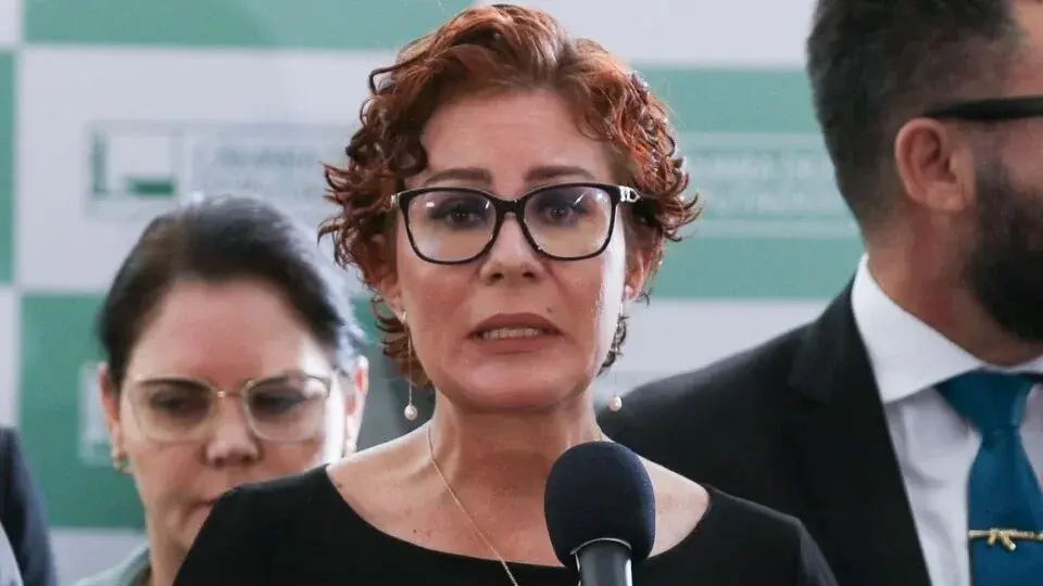 Moraes determina que PF investigue Carla Zambelli por ligação com tentativa de golpe