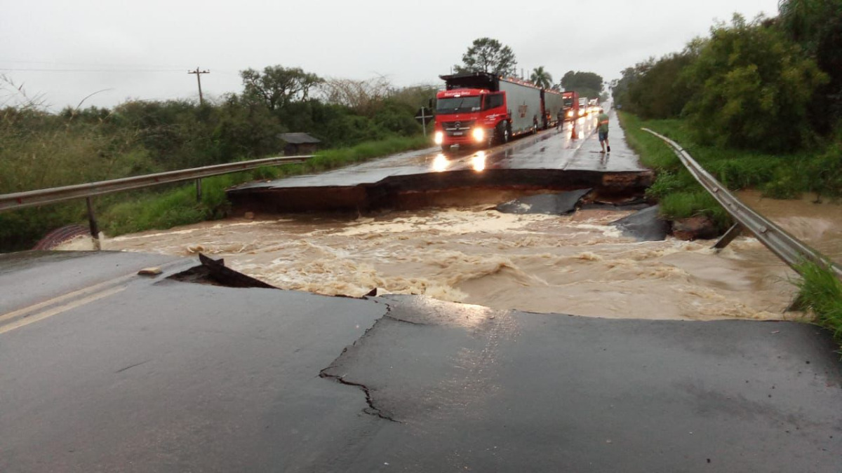 Temporais causaram fechamento de estradas como a BR-290, que está com bloqueio total em Charqueadas após pista ceder pela força da água (Reprodução)