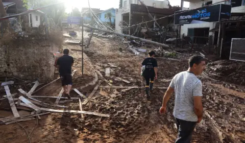 Eduardo Leite apresenta plano de reconstrução do RS com foco em moradias