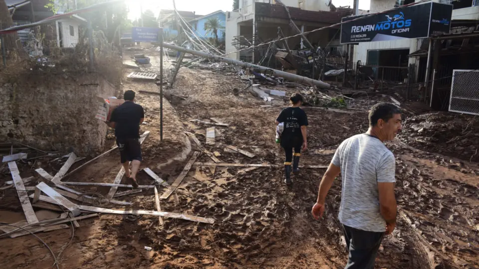 Eduardo Leite apresenta plano de reconstrução do RS com foco em moradias