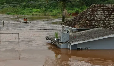 RS tem 860 mil imóveis sem água e 350 mil sem energia após temporais