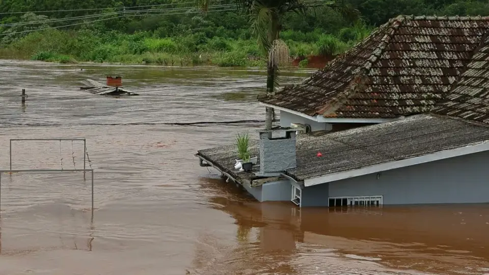 RS tem 860 mil imóveis sem água e 350 mil sem energia após temporais