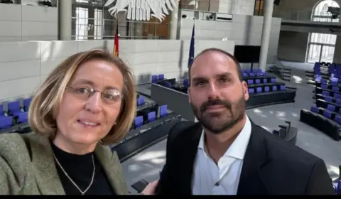 Eduardo Bolsonaro se reúne com neta de ministro nazista e ela publica foto: ‘Amigo’