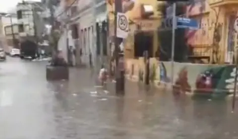 Com chuva forte, água sobe pelos bueiros e volta a inundar ruas em Porto Alegre