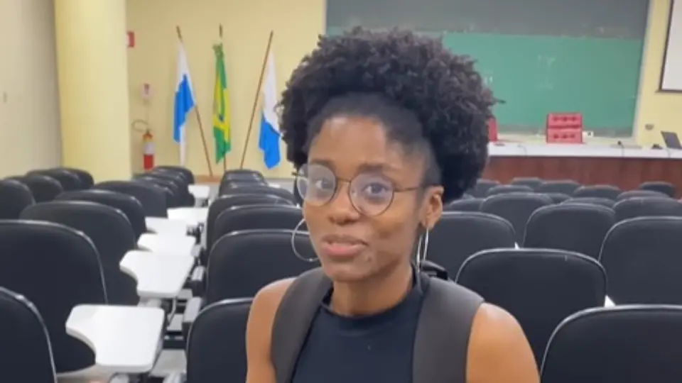 Estudante usa humor ao denunciar más condições na UFRJ: ‘Respirando por aparelhos’