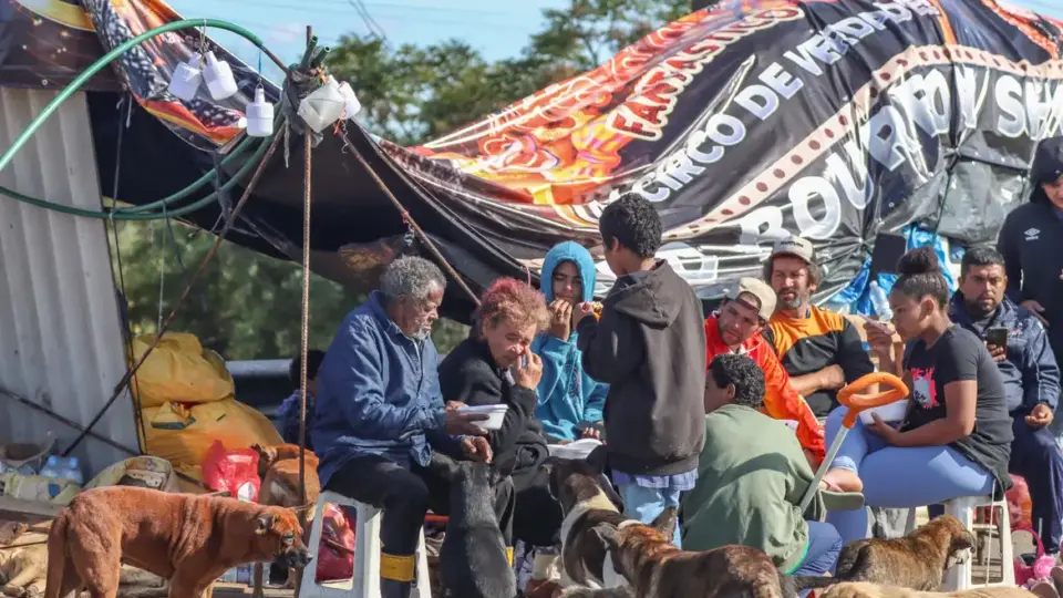 Com casas inundadas, gaúchos improvisam acampamentos em rodovias sob frio de 7 °C