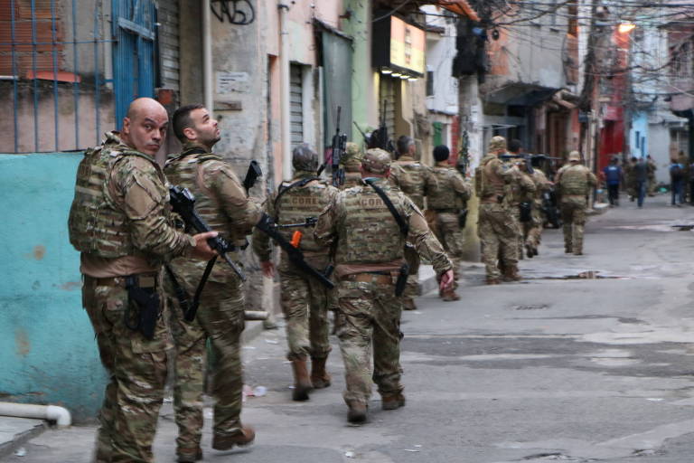 Policiais no Jacarezinho: militarização é única resposta do governo para problemas sociais na comunidade