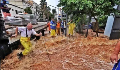 Inundações deixam 55 mortos e já atingem 500 mil pessoas no RS