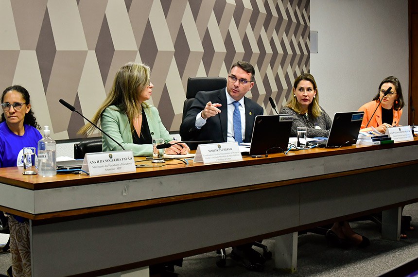 Flávio Bolsonaro em audiência pública sobre PEC das Praias