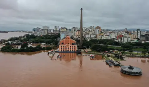 Porto Alegre interrompe estações de tratamento e projeta racionamento de água