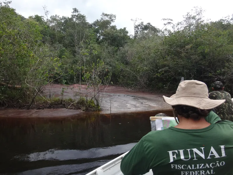 Servidores da Funai percorrem rio Preto na TI Tenharim Marmelos, em Rondônia, em busca de vestígios de isolados/Funai/Reprodução