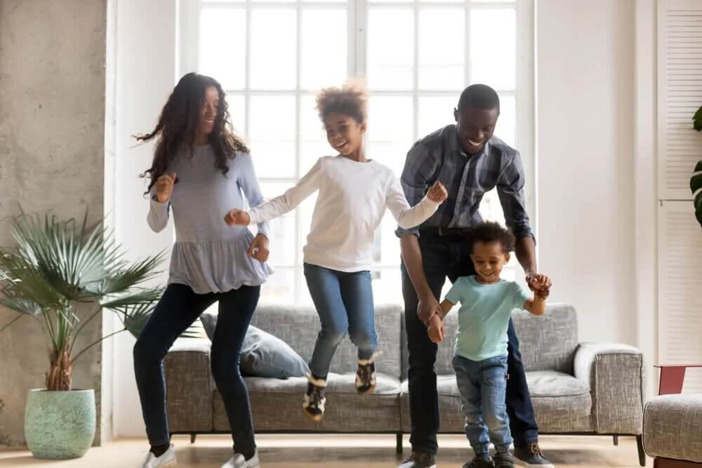 Dançar na sala de casa em vez de caminhar, ou apenas para se divertir, é uma das recomendações para uma saúde boa