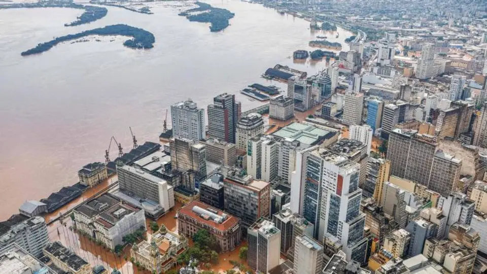 Frente fria deve trazer chuvas hoje para áreas sob enchentes do Rio Grande do Sul