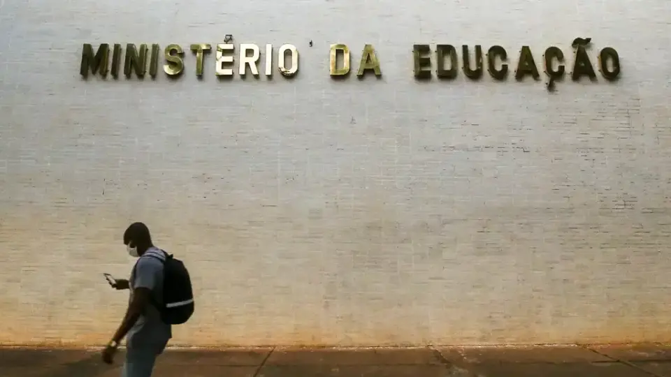 MEC aceita revogar portaria se professores de federais terminarem greve